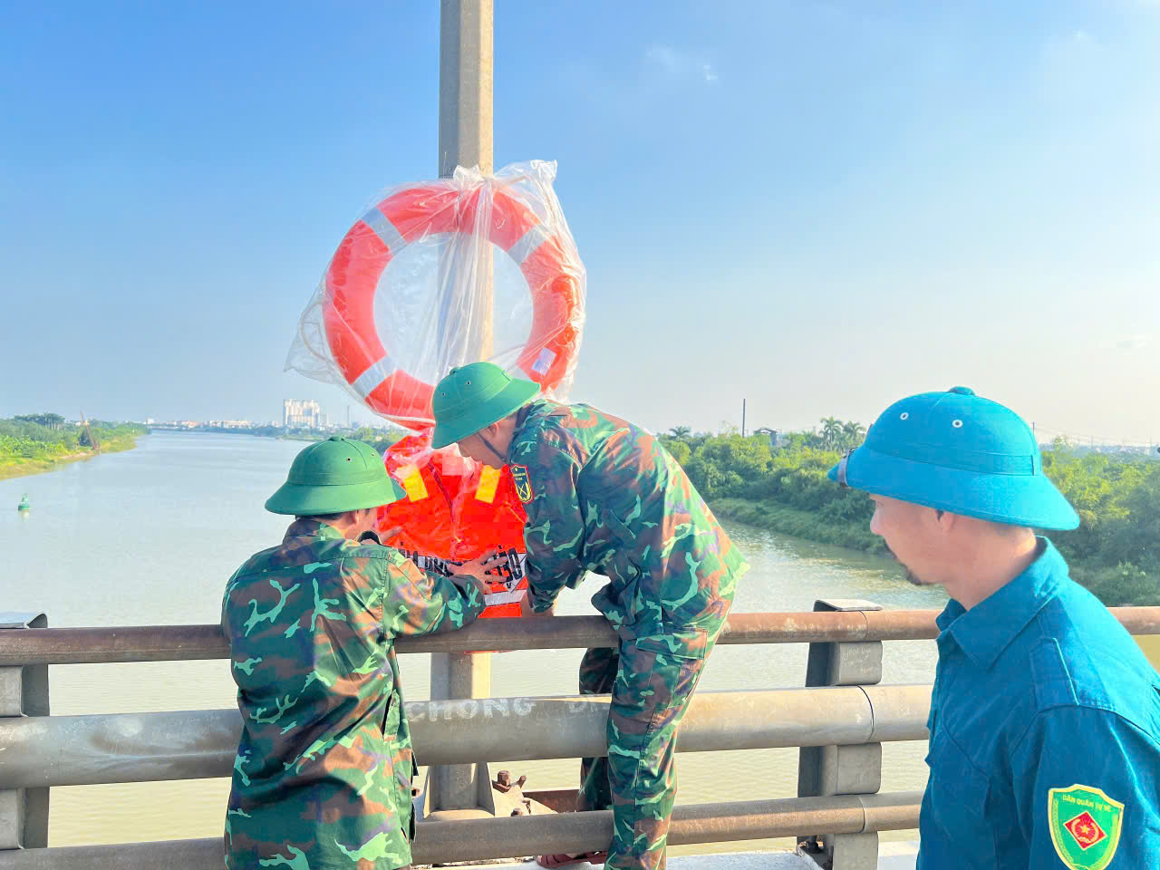 BAN CHQS PHƯỜNG THÁI BÌNH: BỐ TRÍ PHAO CỨU HỘ TẠI CÁC CẦU  VÀ KHU VỰC CÓ TÍNH CHẤT NGUY HIỂM, DỄ PHÁT SINH TAI NẠN