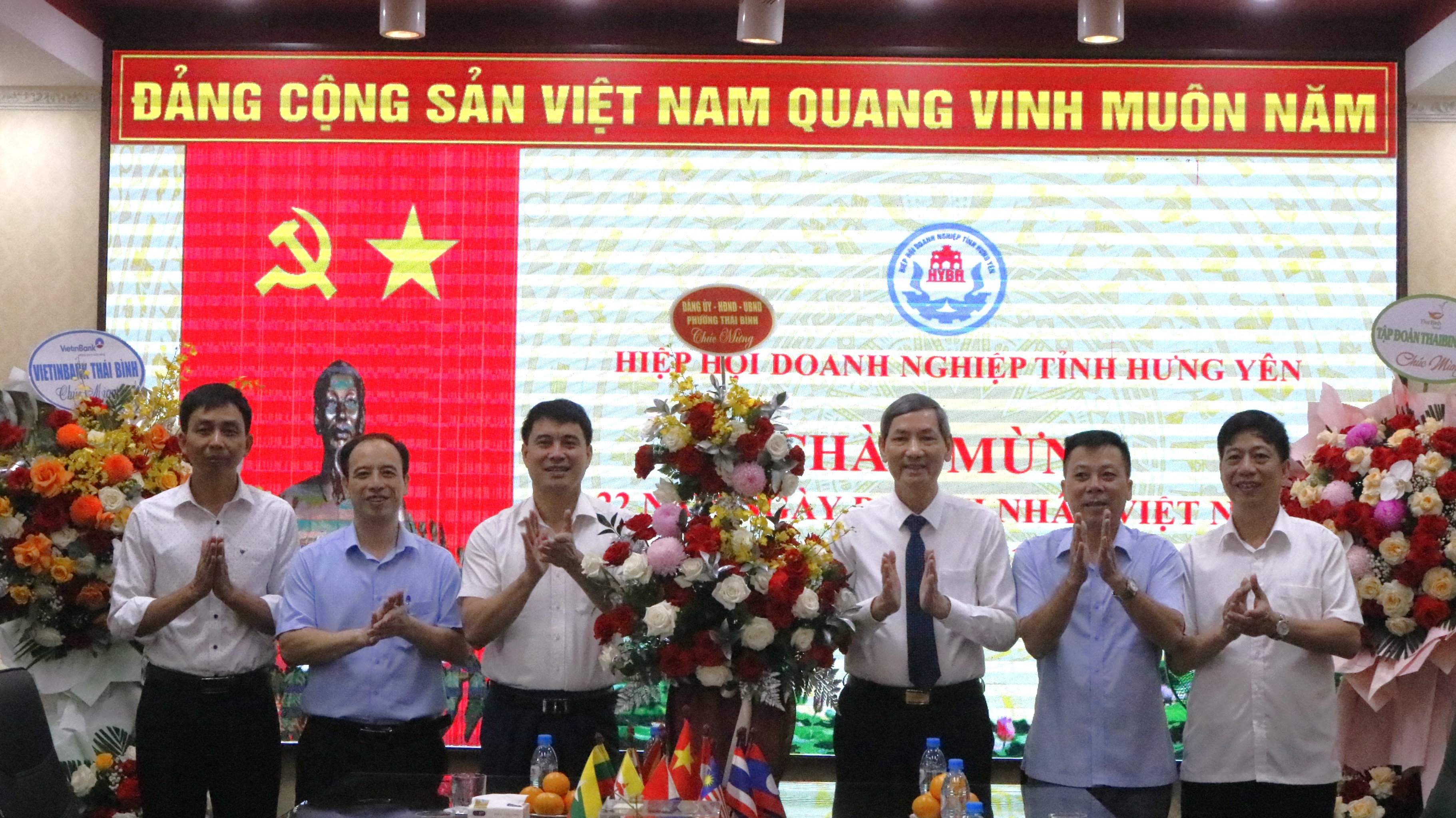 LÃNH ĐẠO PHƯỜNG THÁI BÌNH: THĂM, TẶNG HOA CHÚC MỪNG CÁC DOANH NGHIỆP NHÂN NGÀY DOANH NHÂN VIỆT NAM 13/10